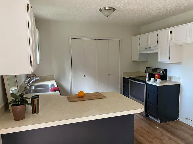 824 Coronado Ave — Photo 2