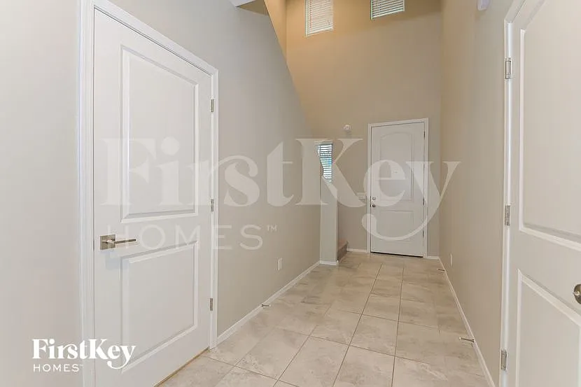 Building Photo - 7510 S Rancho #VIA