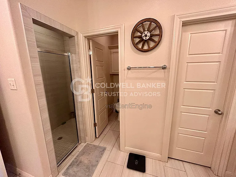 10317 Vernon Dr — Photo 15