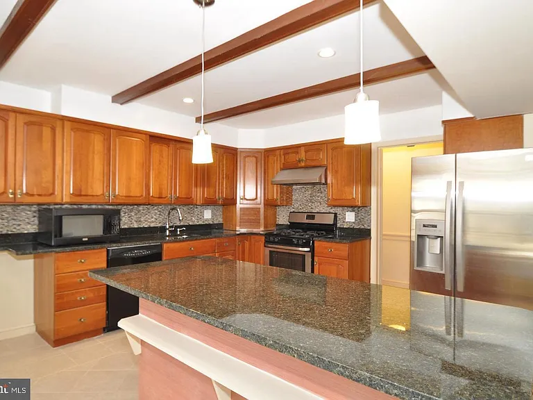 11132 Luxmanor Rd — Photo 4