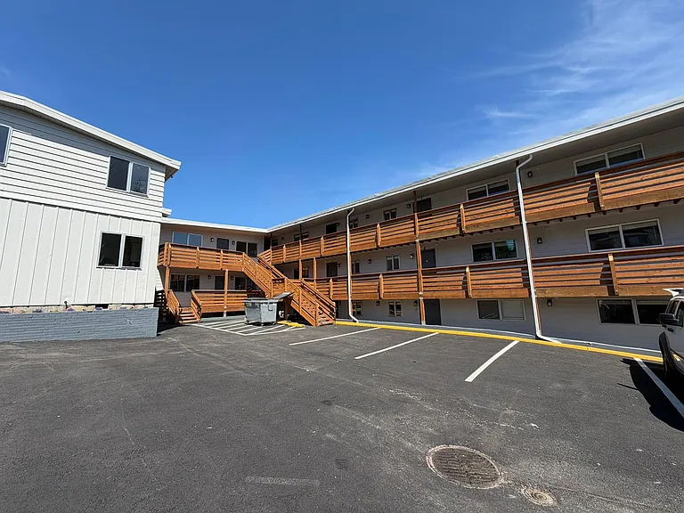309 W C St — Photo 3