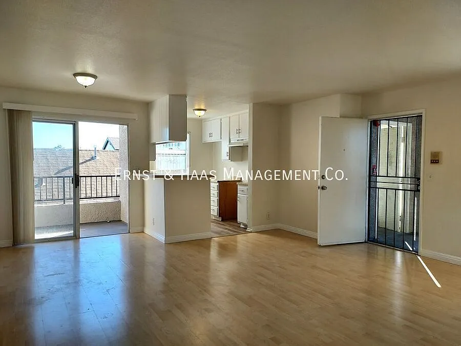 Charming 2-Bedroom, 2-Bathroom Condo-Style Apartment with Parking! — Photo 4
