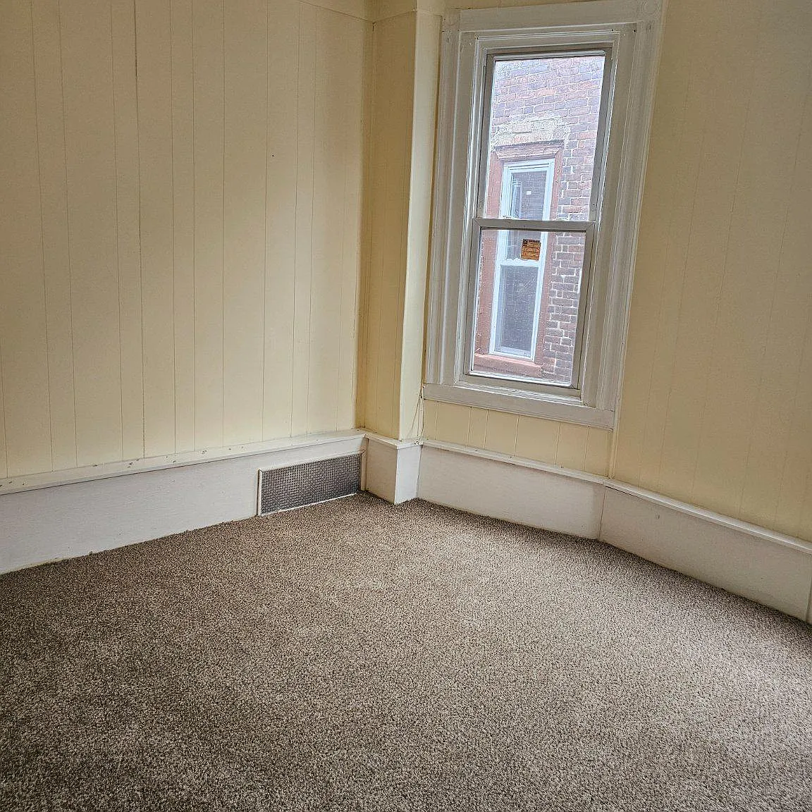 3 bed, 1.0 bath, 2310 sqft, $1,595 — Photo 2