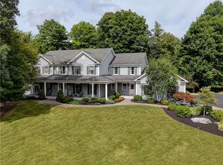 18 Hunt Club Dr, Honeoye Falls, NY 14472