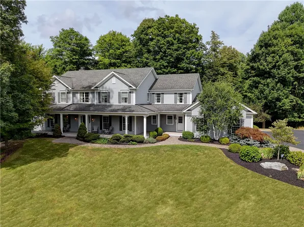 18 Hunt Club Dr, Honeoye Falls, NY 14472