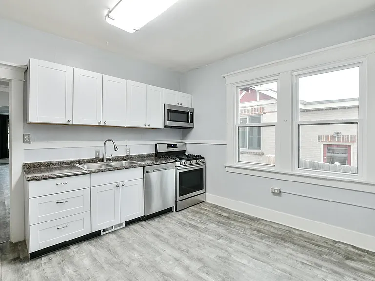 1413 Perry St — Photo 2