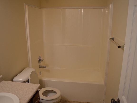3rd image of 905 Fisher Ct