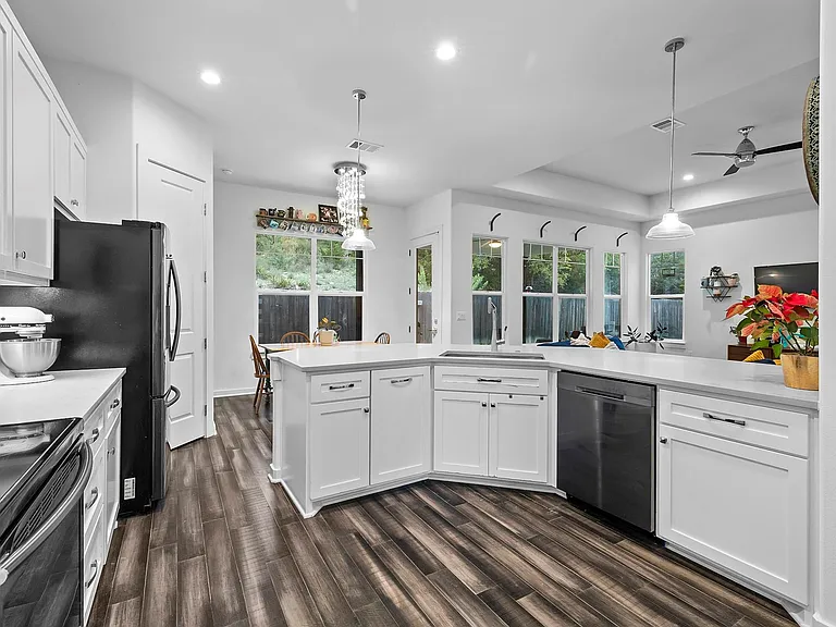 706 Stow Dr — Photo 15