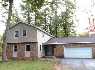 32 Cherokee Ln, Averill Park, NY 12018