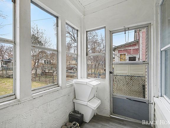 3rd image of 17 Vandine Pl NE