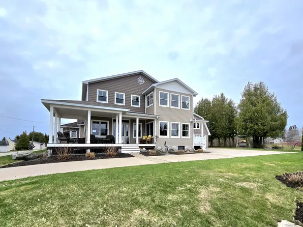 157 N Huron St, De Tour Village, MI 49725
