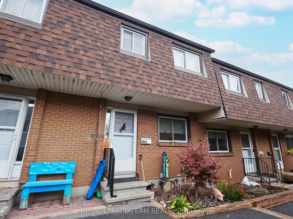 902 Elmsmere Rd #B, Ottawa, ON K1J 7T6