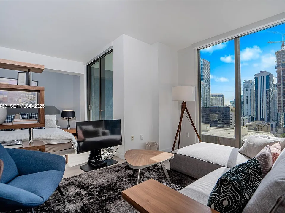 31 SE 6th St #2205