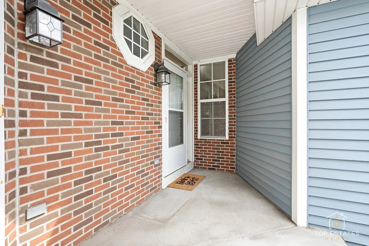 3 bed, 2.5 bath, 2550 sqft, $3,300 — Photo 3