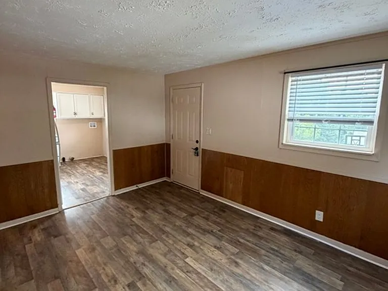 1906 Russell Ave — Photo 3