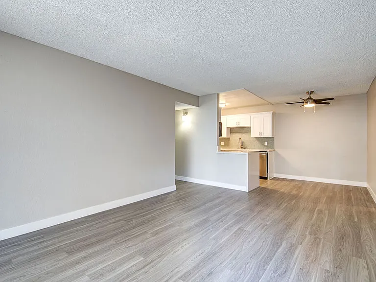 La Jolla Blue Apartments — Photo 16