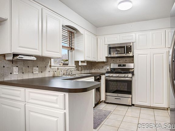 2nd image of 616 Clinton Ave NW