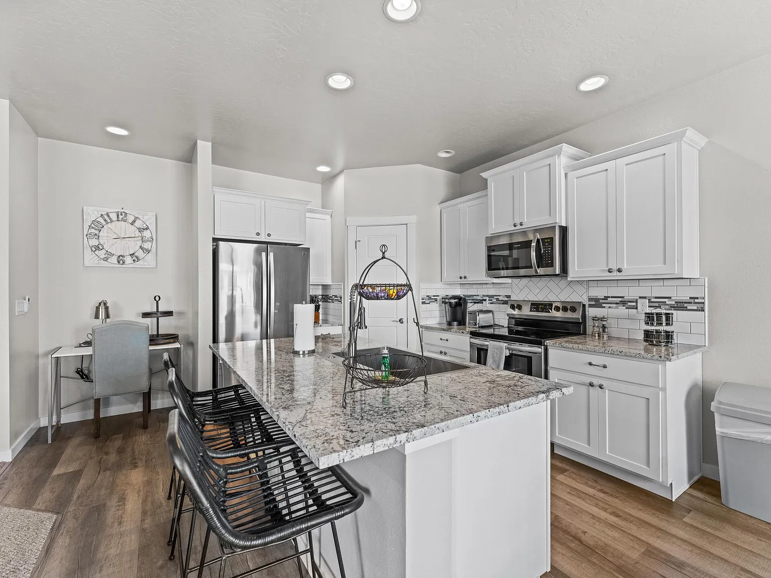 3 bed, 2016 sqft, $3,300 — Photo 2