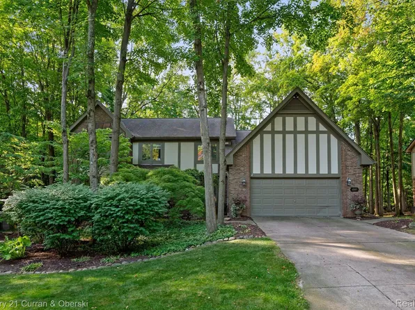 43507 Scenic Ln, Northville, MI 48167