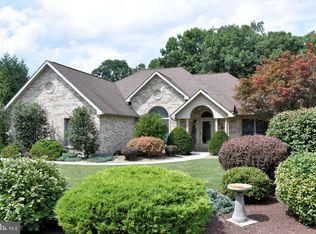 6879 Saint Annes Dr, Fayetteville, PA 17222