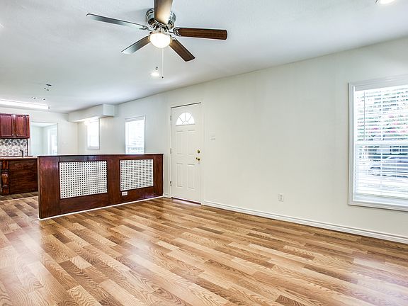 3rd image of 1426 Tanglewood Ln