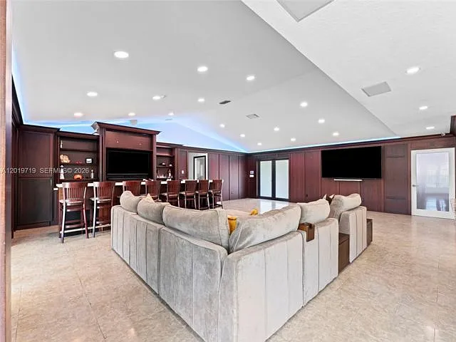 4 bed, 2.0 bath, 2226 sqft, $5,900 — Photo 3