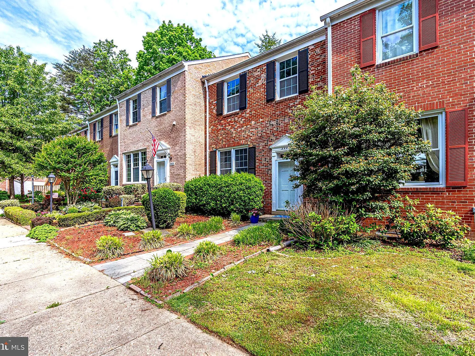 3 bed, 2.5 bath, 2112 sqft, $3,100 — Photo 2