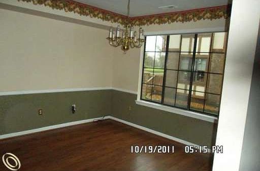 4th image of 932 Country Club Dr