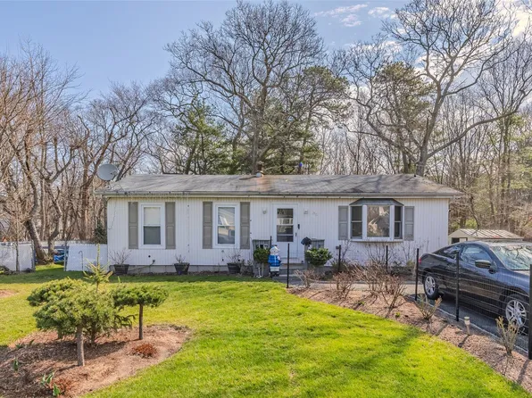 35 Dunbar Avenue, Middle Island, NY 11953