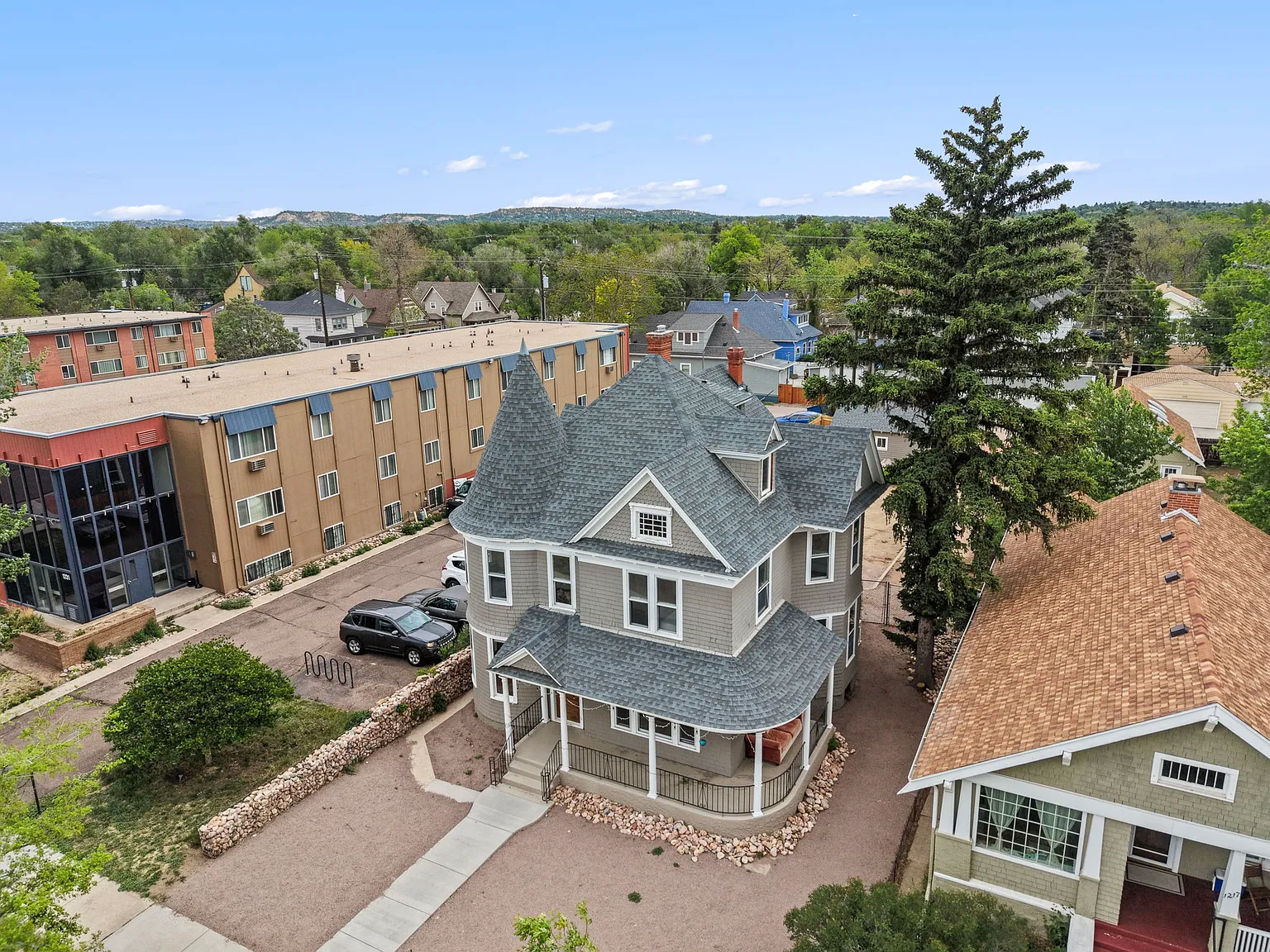 8 bed, 2702 sqft, $7,800 — Photo 4