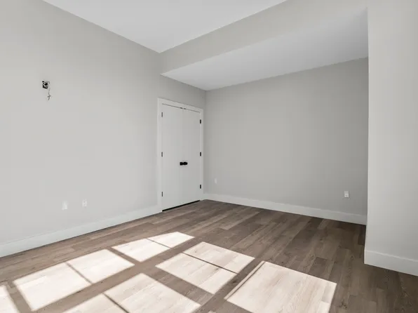 2021 Jones Road image 8 of 12