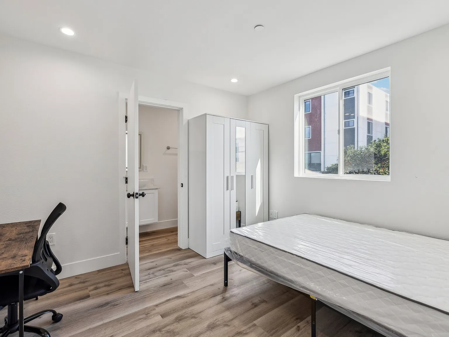 1342 W 37th St - USC DPS — Photo 3