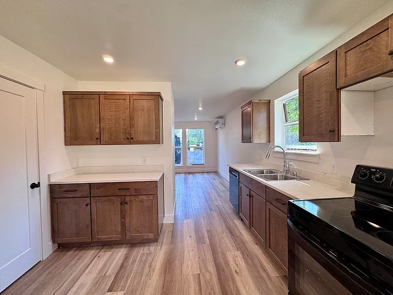 Brand New, Beautiful Townhomes! 2 & 3 Bedrm Units Available — Photo 30