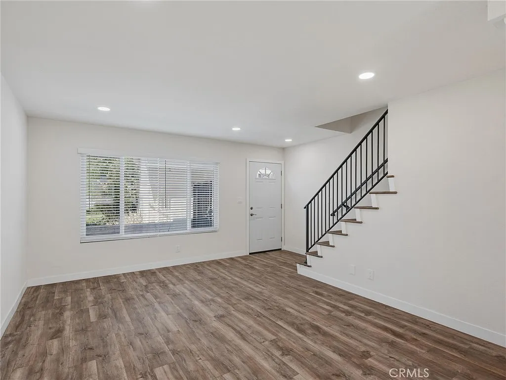 2 bed, 1000 sqft, $2,900 — Photo 2