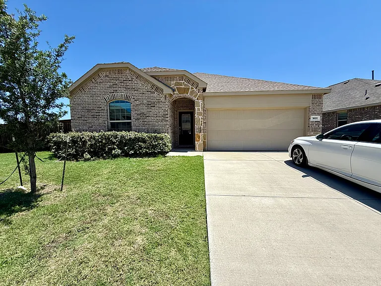 1601 Lake Grove Dr — Photo 1