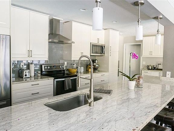 4th image of 3023 Saint Charles Dr