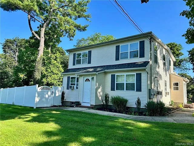 3 bed, 1.0 bath, 817 sqft, $3,250 — Photo 1