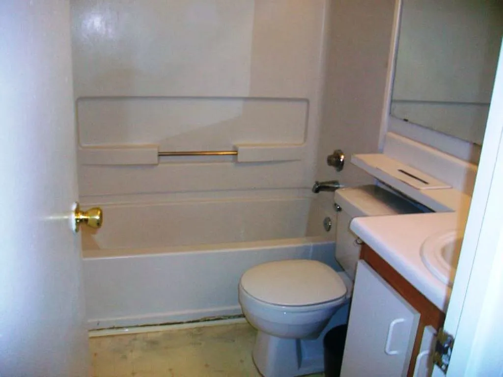 4 bed, 2.0 bath, $1,400 — Photo 3