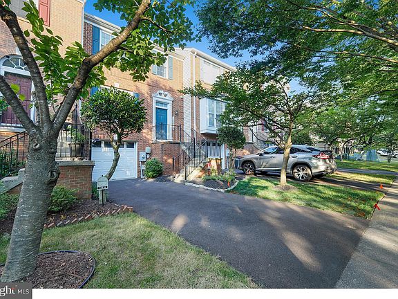2nd image of 13618 Valley Oak Cir
