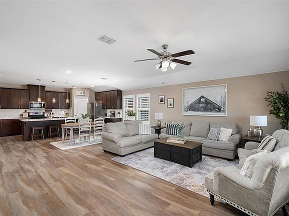 4th image of 6013 Bellflower Dr