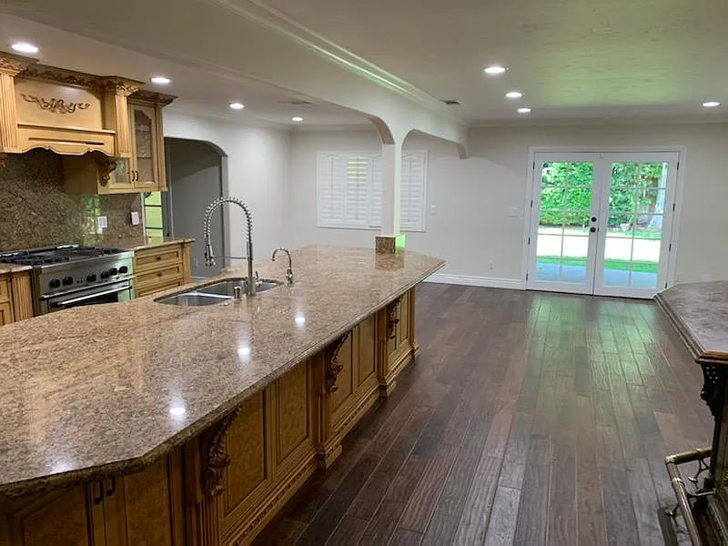 5 bed, 2261 sqft, $5,975 — Photo 3