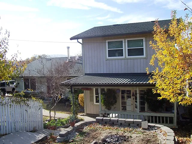 593 Gardner Ln photo 1
