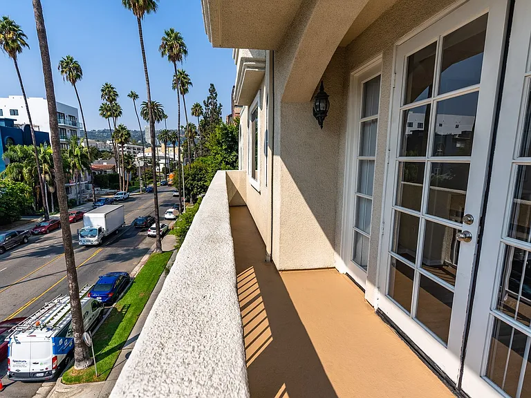 114 North Doheny Drive — Photo 42