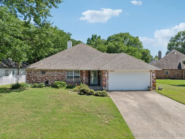 2305 W Twin Oaks St, Broken Arrow, OK 74011