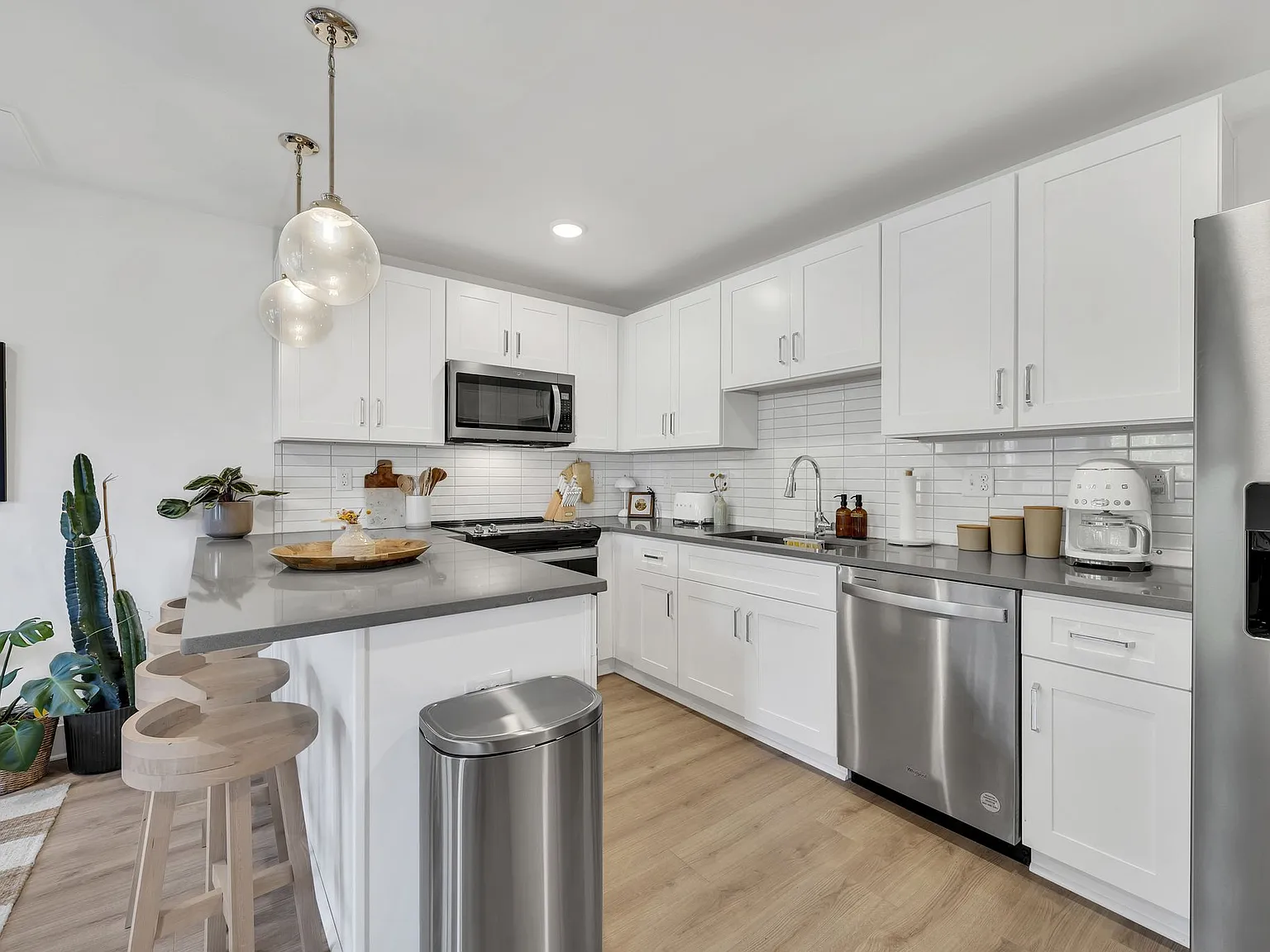 1 bed, 1.5 bath, 996 sqft, $1,795 — Photo 1