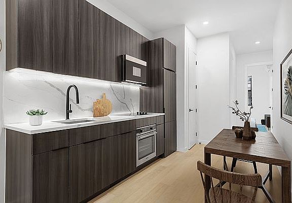 3rd image of 586 Manhattan Ave Floor 1