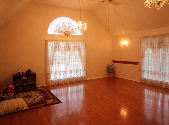 2nd image of 3309 Saint Pierre