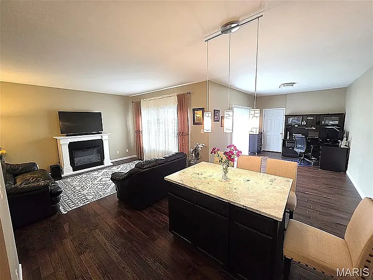 713 Waler Dr — Photo 6