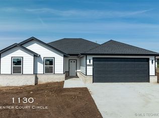 1130 Center Court Cir, Grove, OK 74344