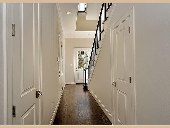 5th image of 215 Willow St